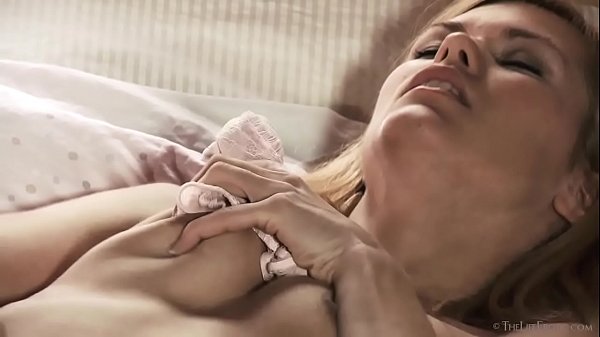 La bionda Delphine si masturba