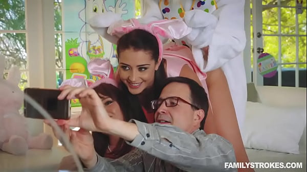 Il patrigno insegna per la prima volta l'anale alla figliastra della compagna di giochi rossa