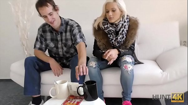 CAZA4K. Chico deja que su vecino se folle a su futura esposa a cambio de dinero