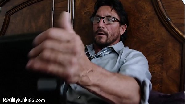 Habe meinen Stiefvater dabei erwischt, wie er seinen Schwanz für Teenie-Pornos wichst!