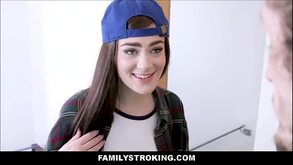 Die heiße brünette Stiefschwester Piper June beweist ihrem Stiefbruder, dass sie keine Lesbe ist