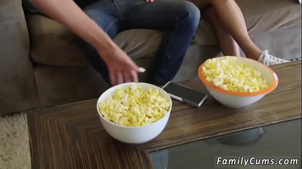 Arzt verführt Teenager. Versucht zumindest, es lustig zu machen