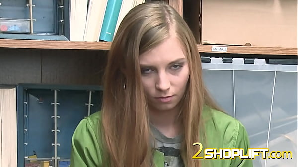 L'innocenza di Ava viene portata via da un ufficiale arrapato con un grosso cazzo