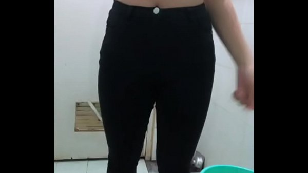 Das Mädchen zeigt sich im Zimmer