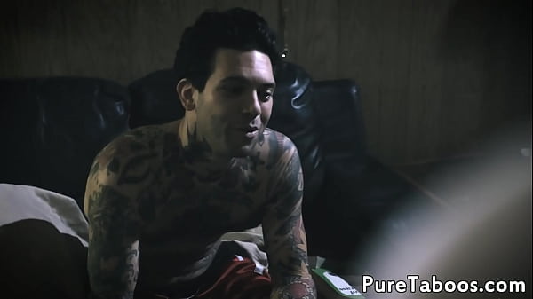 Adolescente gotica inculata e ricoperta di sperma