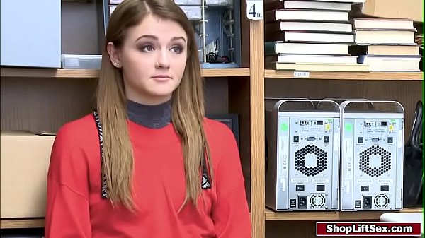 Ladrón caliente de 19 años chupa la polla de los oficiales