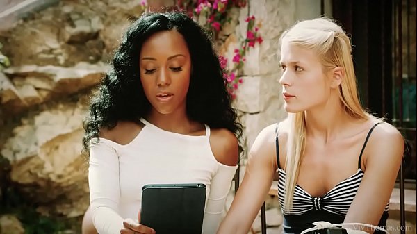 VivThomas - Sweet Cat est assis sur le visage de Noe Milk