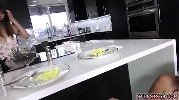 Competizione familiare prepotente per adolescenti dai capelli rosso scuro