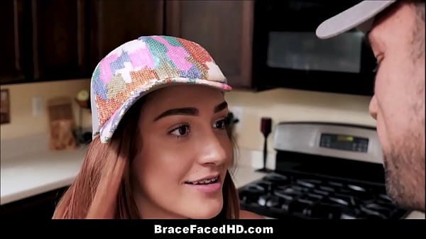 Heißes Teen mit Zahnspange und großem Arsch Courtney Falls wird von ihrer Freundin gefickt