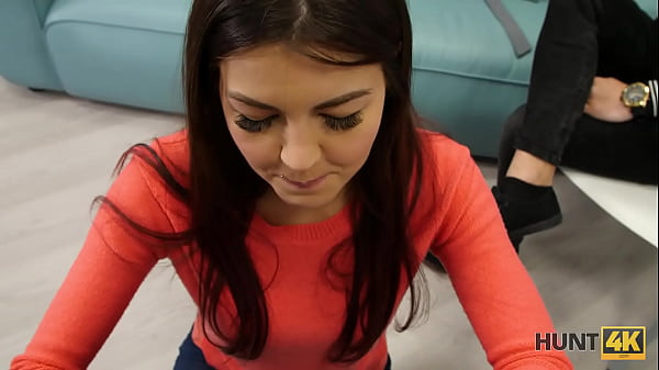 CACCIA4K. La ragazza fa un pompino e cavalca un cazzo per prendere le chiavi del nuovo veicolo