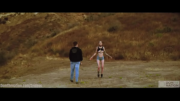 Le masochiste soumis Rocky Emerson ligoté et bastonné dehors sous le soleil de la montagne