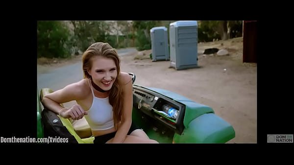 Ashley Lane, belle masochiste soumise, est ligotée dans les canyons et nourrie de pisse au coucher du soleil.