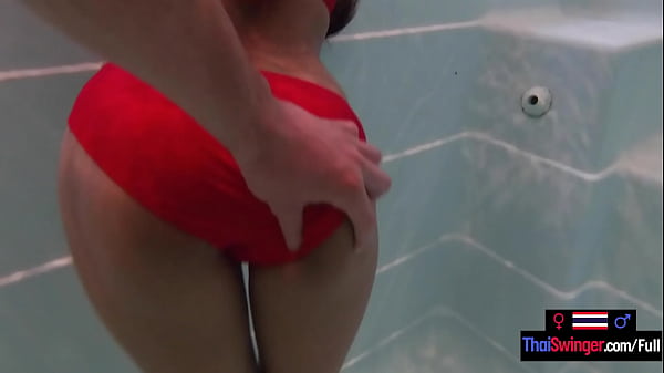 Coppia di adolescenti amatoriali con una fidanzata tailandese dal culo grosso che si diverte nella jacuzzi