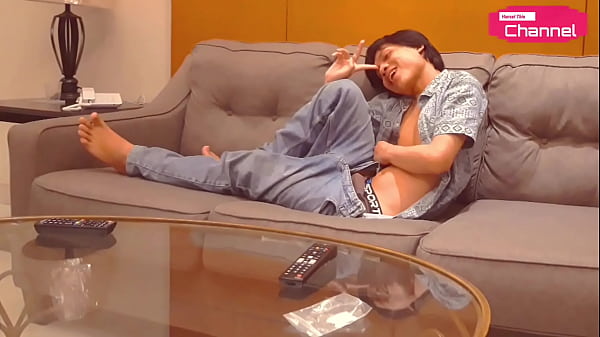 可爱的少女在青少年中享受自己