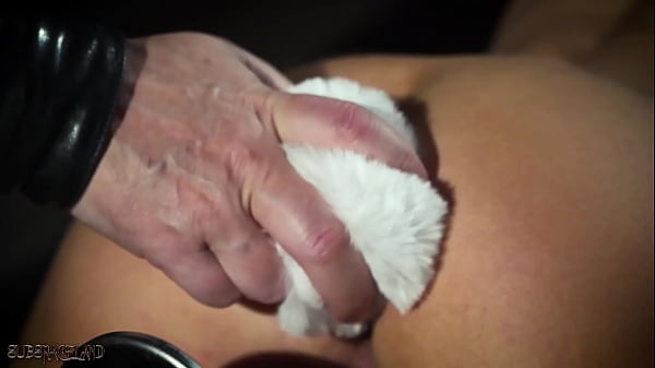 Punizione dura per una bionda e scopata mentre è legata