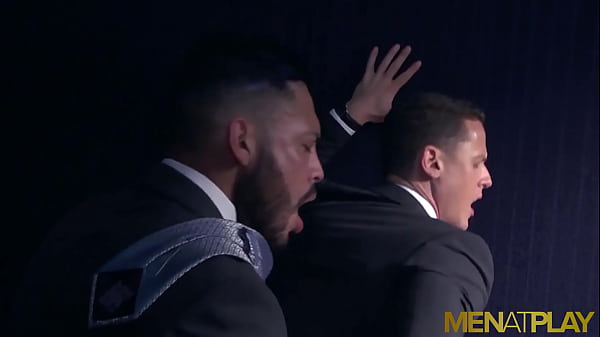 MENATPLAY 拉丁裔 Viktor Rom 肛交穿西装的商人