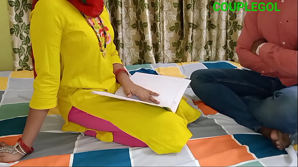 La ragazza attraente si diverte