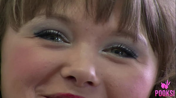 A linda estudante de cabelos cacheados Sasha se abre para mostrar sua buceta rosa!