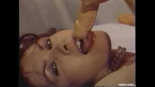 Der klassische Pornostar Janey Robbins nimmt einen Dildo tief in die Kehle und spielt dann mit ihrer Muschi, bis sie abspritzt