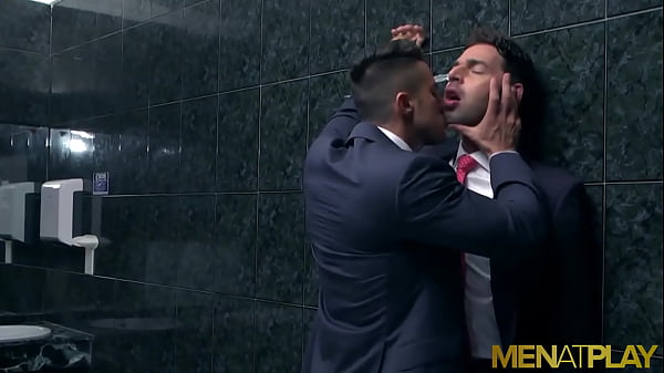 MENATPLAY Le beau Jock Klein Kerr se fait sodomiser par Dario Beck