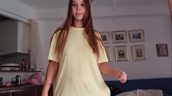 Pokémon Pikachu lutscht einen Schwanz, um nicht gefangen zu werden