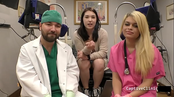 Sehen Sie sich das verspielte Teenie-Video an