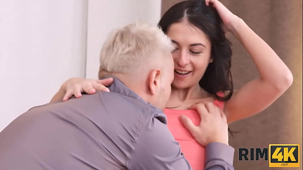 RIM4K. Rimming gây bất ngờ khi cô gái diện màu đỏ nhân dịp kỷ niệm