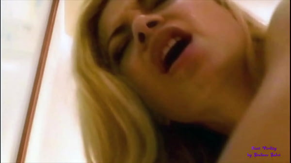 Una teenager calda e giocosa si esibisce - anale