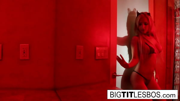 Sinnliches junges Mädchen hat Spaß