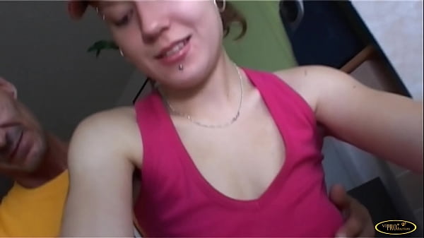 Il signore più anziano scopa la ragazza bruna mentre lei si esercita sulla cyclette