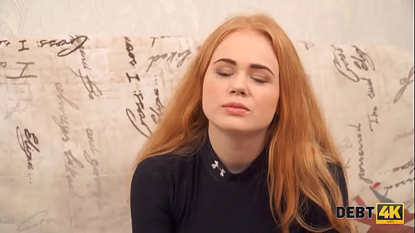 DETTE4k. La fille n'a pas d'argent pour payer une dette et le collectionneur la baise