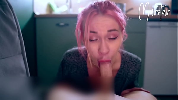 La mia calda sorellastra non voleva lavare i piatti, quindi si è fatta scopare in bocca!