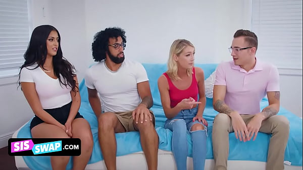 Ragazza teenager impertinente si diverte in un'orgia