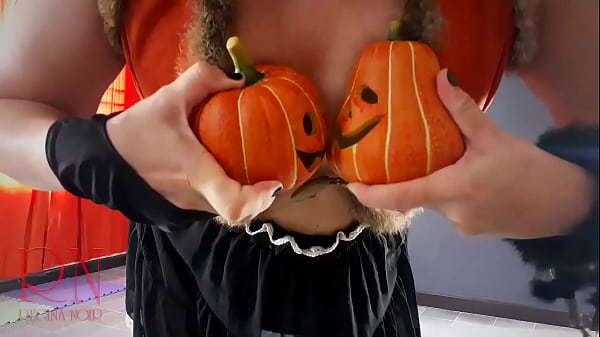 HALLOWEEN 2021 Strega con un sexy abito rosso. Strega dai capelli rossi con zucche e una scopa. Regina Nera