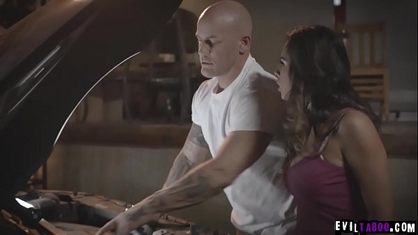 Autumn Falls quedó varada después de que su auto se averió y pidió ayuda para un extraño sospechoso y a cambio la follaron.