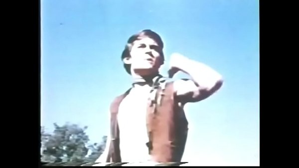 Ein paar junge, kräftige Chutney-Frettchen verprügeln gerne den Affen, nachdem sie ihn auf dem Rasen gevögelt haben