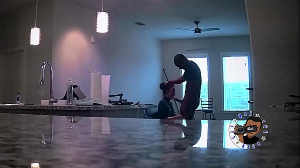 LA GIOVANE MOGLIE NERDY DEI VICINI SI AVVICINA PER LAMENTARSI MA OTTIENE IL TRAILER DI CREAMPIE DELLA BBC -MaxThePornGuy