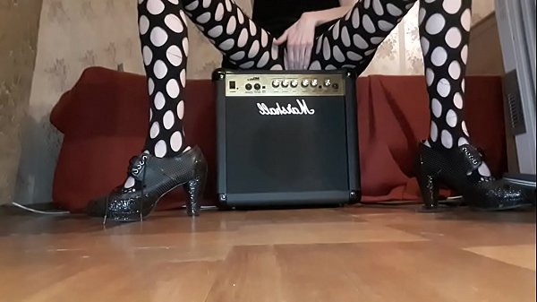 Cảm thấy như một ngôi sao nhạc rock. Tracy Naghavi xuất tinh từ máy rung yêu thích của cô ấy.