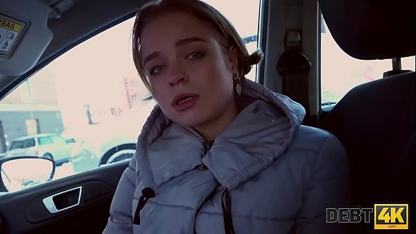 SCHULDEN4k. Die hübsche Süße zahlt die Schulden, die sie für ihre großen falschen Titten aufgenommen hat, mit ihrer Muschi ab