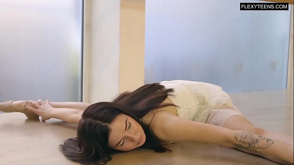 Saule Elastiga super hot flexible babe