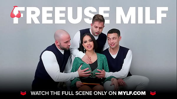 Kyaa Chimera, capo della MILF calda e magra, fa sesso con un dipendente al lavoro