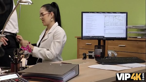 VIP4K. Elis Dark bittet um Kredit und macht im Büro die Beine breit