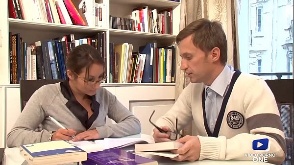 Charlotte nutzt Privatstunden, um sich ficken zu lassen