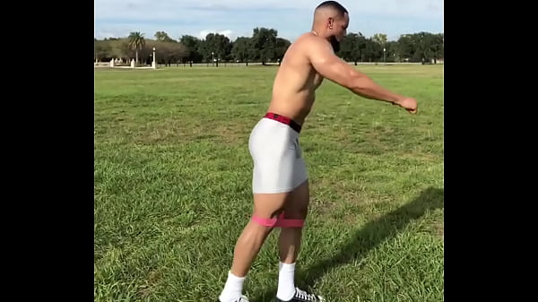 Carne nera e latina dritta e gambe sexy in lycra spandex compressivo avvistate in palestra