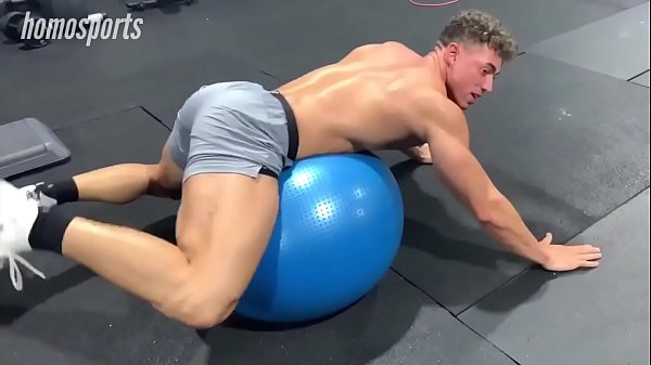 Etero sportivo mma wrestling uomo carne e gambe sexy in lycra spandex compressivo avvistato in palestra