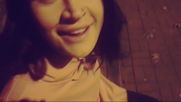 Riskanter Blowjob für einen Fremden in der Öffentlichkeit