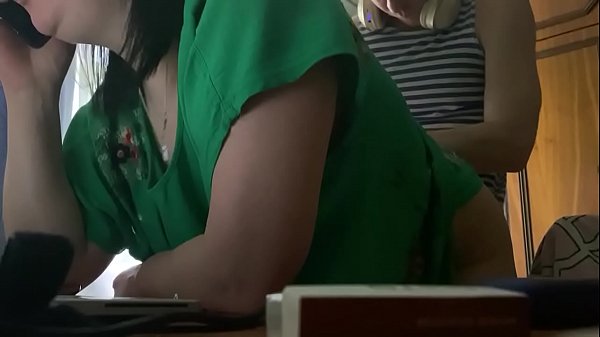 distratto dal lavoro e dal sesso da una telefonata