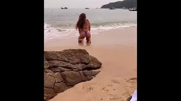 La bellissima teenager si diverte in modo amatoriale