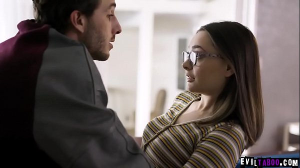 超级明星运动员卢卡斯·弗罗斯特（Lucas Frost）采访了这位处女少女记者 Aften Opal。他说服她让他操她新鲜的少女阴户。