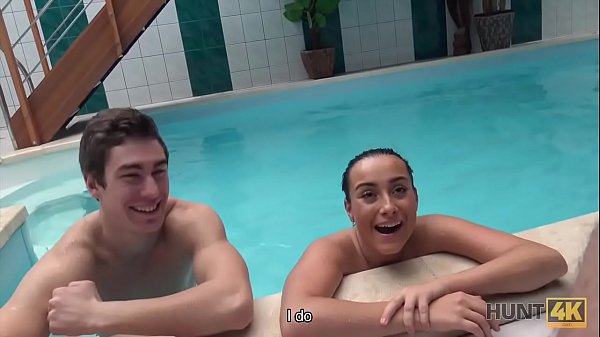 CAZA4K. Hottie quiere divertirse en la piscina, entonces, ¿por qué complace al dueño?